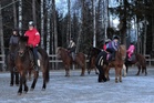 Etualalla 4-vuotias Röskur Katin kanssa. Röskur tosihommissa ja ensimmäistä kertaa isossa letkassa. 